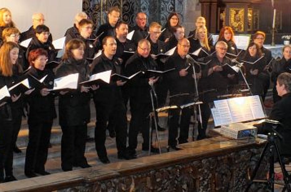 Ein Stern für Stuttgart: Zusammen mit dem Sänger Nik P. sang das Melomania-Vocalensemble aus Helmstadt beim SWR4-Chorduell-Finale in der baden-württembergischen Landeshauptstadt. image