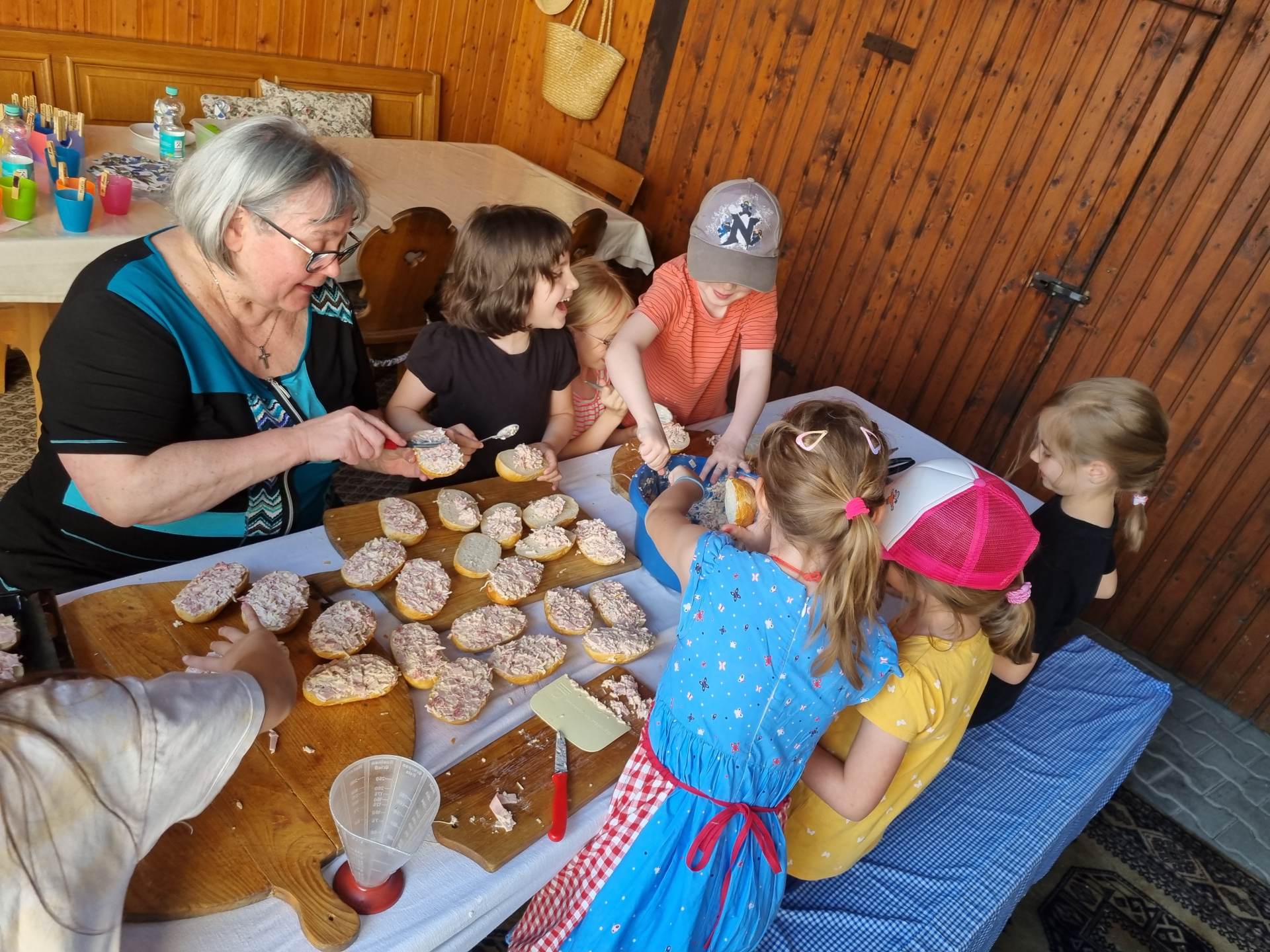 Foto: Sonja Höcher | Viel Spaß hatten die Kinder bei der Vorbreitung ihres Menüs