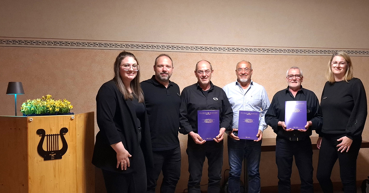 Gruppenfoto der neuen Ehrenmitglieder mit Vorständen des GV Melomania (Foto: Jürgen Hubert)