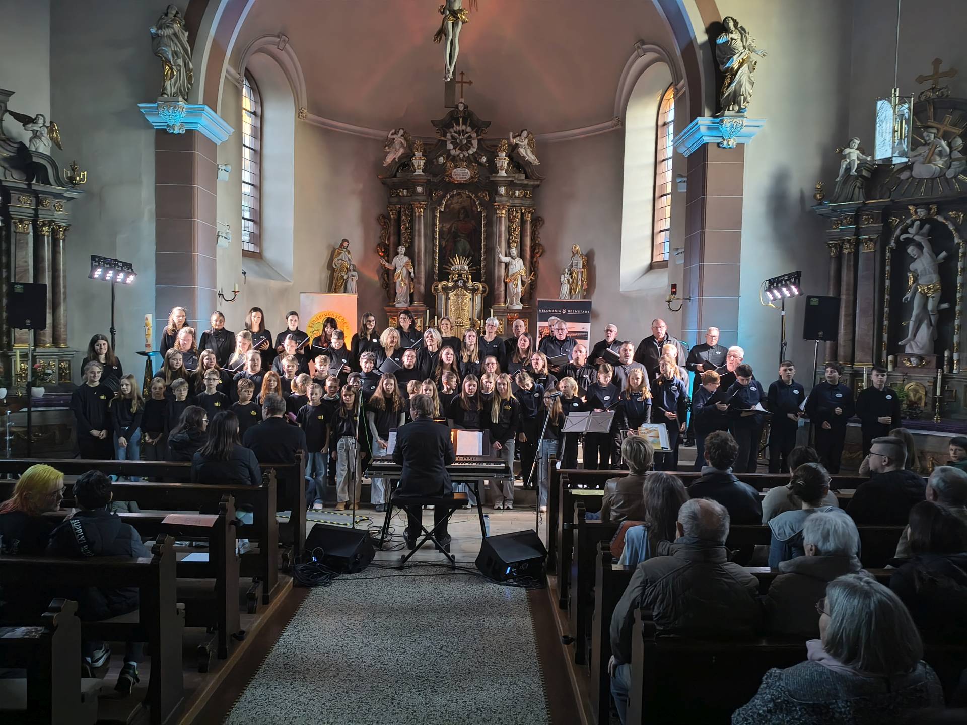 Alle Chöre des Benefizkonzert beim großen Finale
