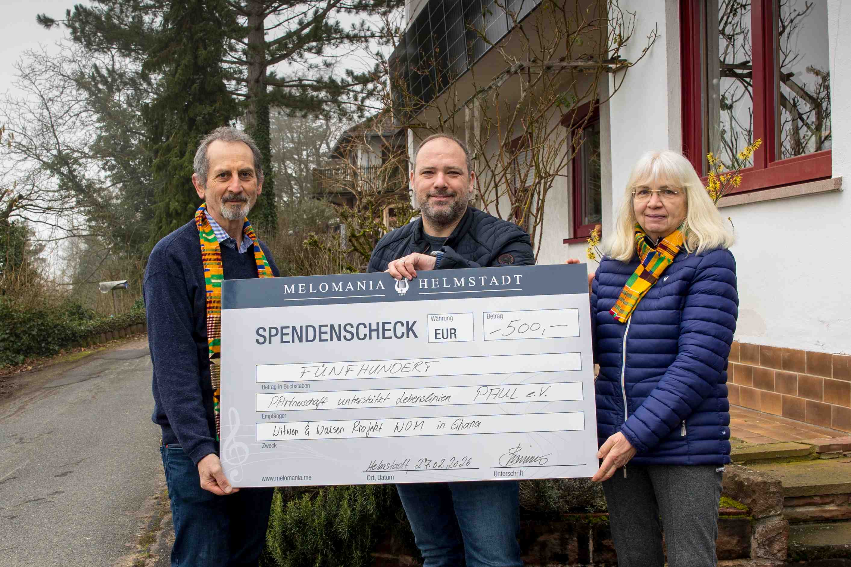 Die Vorstände von Paul e.V. und Melomania bei der Übergabe des Spendenschecks