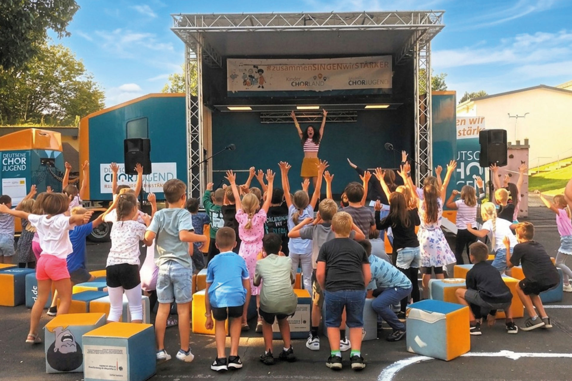 Der SingBus der Deutschen Chorjugend macht am 10. August Station auf dem Festplatz in Helmstadt.